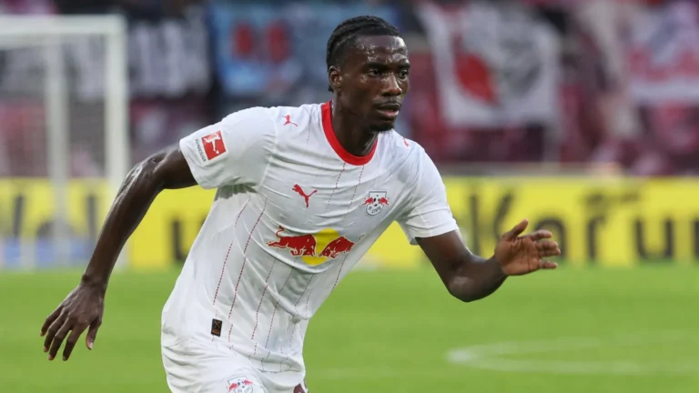 Ezechiel Banzuzi in het witte tenue van RB Leipzig tijdens een spelmoment.