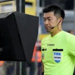 Yusuke Araki bekijkt beelden bij het VAR-scherm tijdens een wedstrijd.