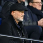 Bart Verhaeghe in een stadiontribune tijdens een voetbalwedstrijd.