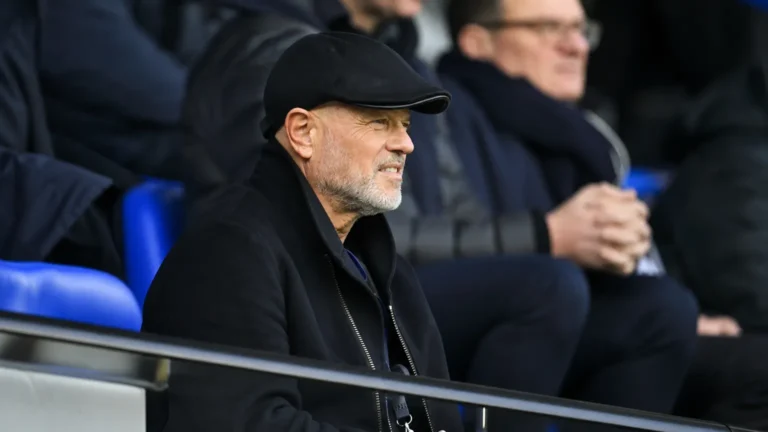 Bart Verhaeghe in een stadiontribune tijdens een voetbalwedstrijd.