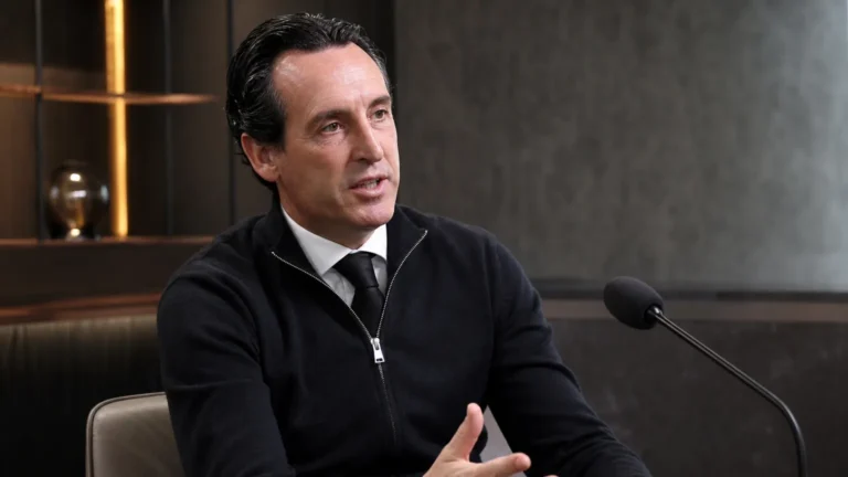 Unai Emery spreekt in een rustige clubmedia-interviewruimte met een microfoon voor zich.