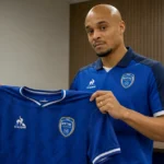 Timothé Nkada poseert met een ESTAC Troyes-shirt tijdens zijn officiële presentatie.