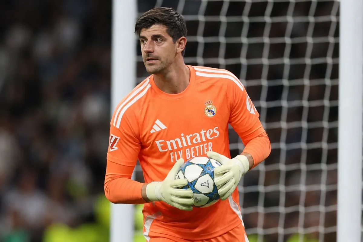 Thibaut Courtois warmt als doelman van Real Madrid op in het stadion.