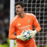 Thibaut Courtois warmt als doelman van Real Madrid op in het stadion.