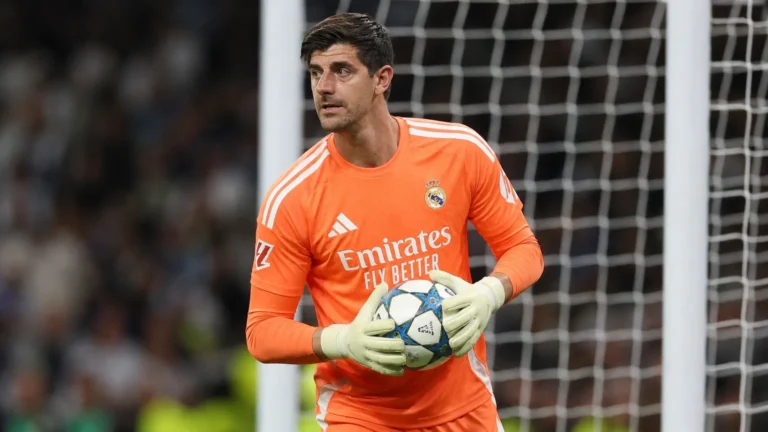 Thibaut Courtois warmt als doelman van Real Madrid op in het stadion.