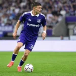 Een speler van RSC Anderlecht controleert de bal tijdens een wedstrijd.