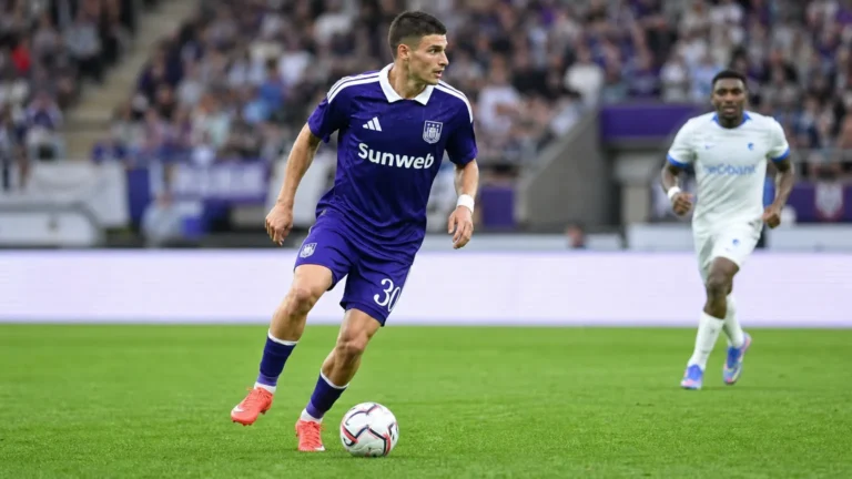 Een speler van RSC Anderlecht controleert de bal tijdens een wedstrijd.