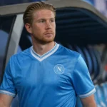 Kevin De Bruyne in Napoli-tenue bij de dug-out voor een Europese wedstrijd.