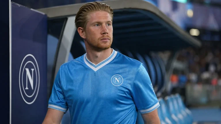 Kevin De Bruyne in Napoli-tenue bij de dug-out voor een Europese wedstrijd.