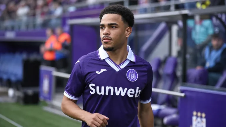 Mario Stroeykens in het paars-witte tenue van Anderlecht naast het veld.