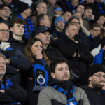 Teleurgestelde Club Brugge-supporters met blauw-zwarte sjaals in de tribunes.