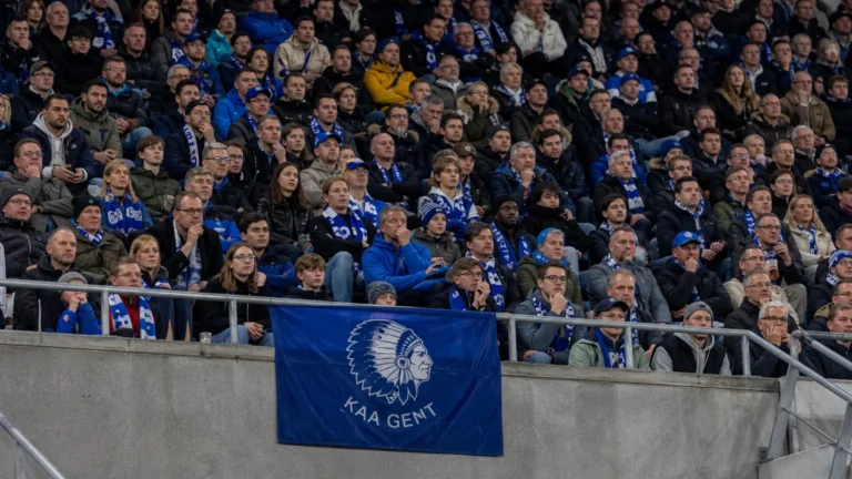 Supporters van KAA Gent op de tribune van de Planet Group arena.