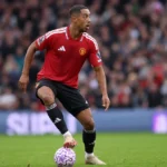 Youri Tielemans in actie voor Manchester United tijdens een wedstrijd.