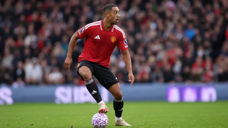 Youri Tielemans in actie voor Manchester United tijdens een wedstrijd.