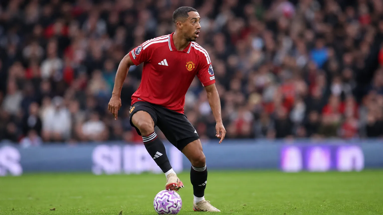 Youri Tielemans in actie voor Manchester United tijdens een wedstrijd.