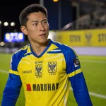 Kaito Matsuzawa in geel-blauw tenue na een wedstrijd op het veld.