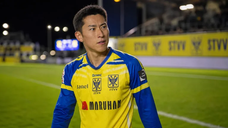 Kaito Matsuzawa in geel-blauw tenue na een wedstrijd op het veld.