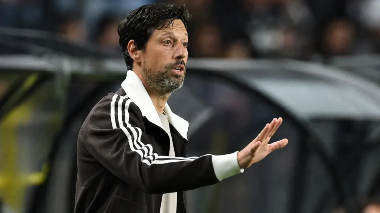 Vitor Bruno geeft aanwijzingen langs de zijlijn.
