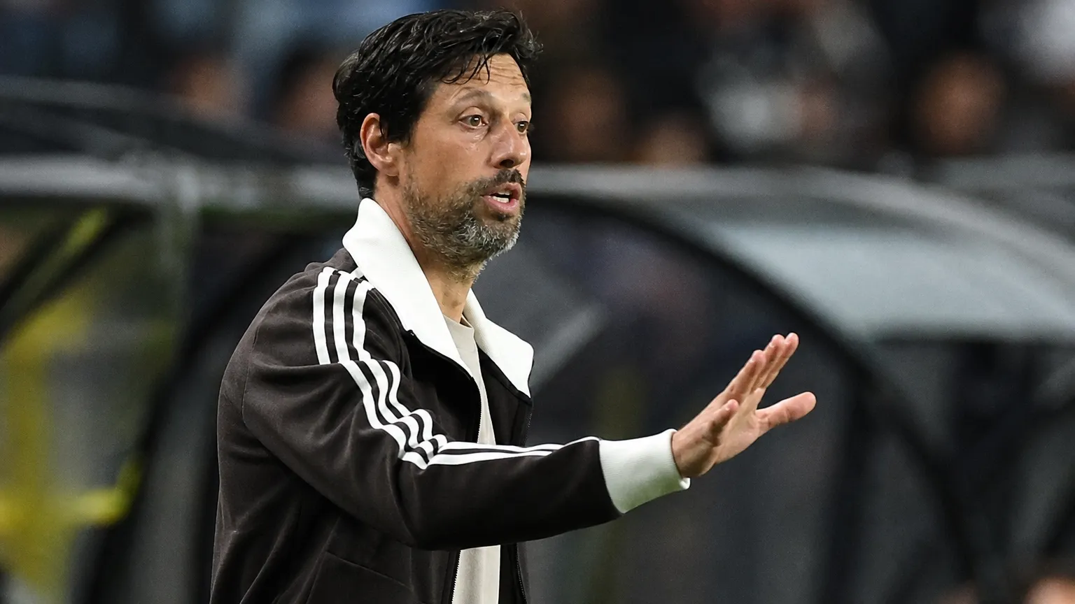 Vitor Bruno geeft aanwijzingen langs de zijlijn.