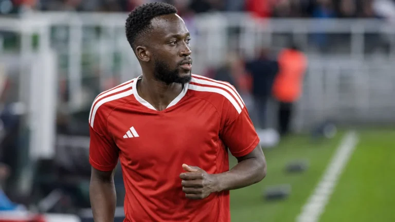 Dodi Lukebakio tijdens een warming-up aan de rand van het veld.