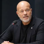 Bart Verhaeghe spreekt aan een microfoon tijdens een interviewmoment.