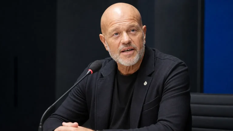 Bart Verhaeghe spreekt aan een microfoon tijdens een interviewmoment.