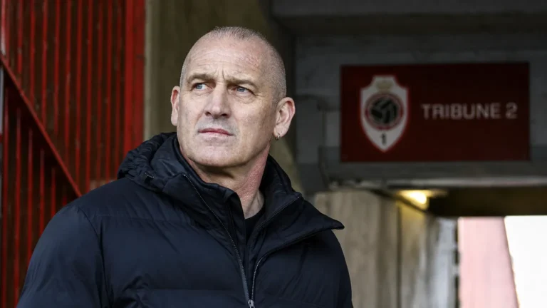 Patrick Goots in een donkere jas bij de ingang onder Tribune 2 op de Bosuil.