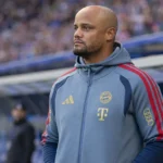 Vincent Kompany als Bayern-coach langs de zijlijn in een grijze clubjas.