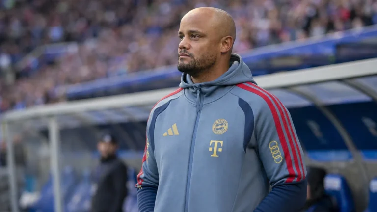 Vincent Kompany als Bayern-coach langs de zijlijn in een grijze clubjas.