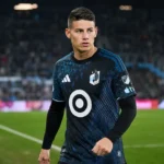 James Rodríguez in het tenue van Minnesota United op een voetbalveld.