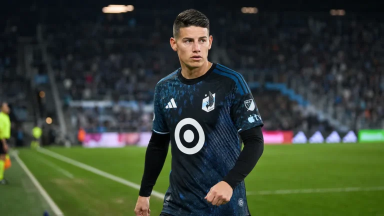 James Rodríguez in het tenue van Minnesota United op een voetbalveld.