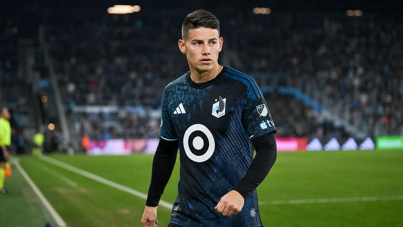 James Rodríguez in het tenue van Minnesota United op een voetbalveld.