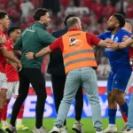 Stewards scheiden spelers tijdens een chaotisch moment in een Belgische derby.