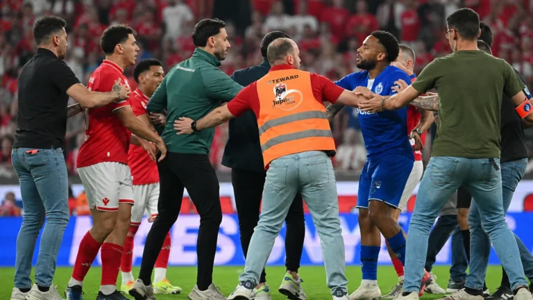 Stewards scheiden spelers tijdens een chaotisch moment in een Belgische derby.