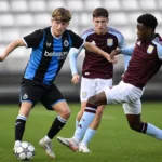 Jeugdspelers van Club Brugge en Aston Villa in actie tijdens een Youth League-wedstrijd.