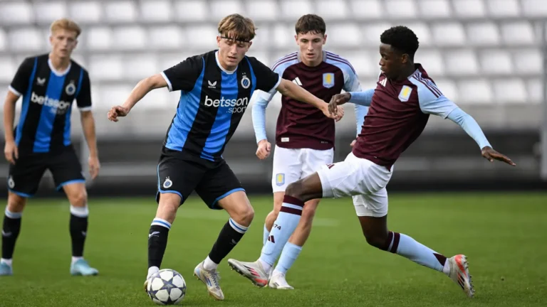 Jeugdspelers van Club Brugge en Aston Villa in actie tijdens een Youth League-wedstrijd.