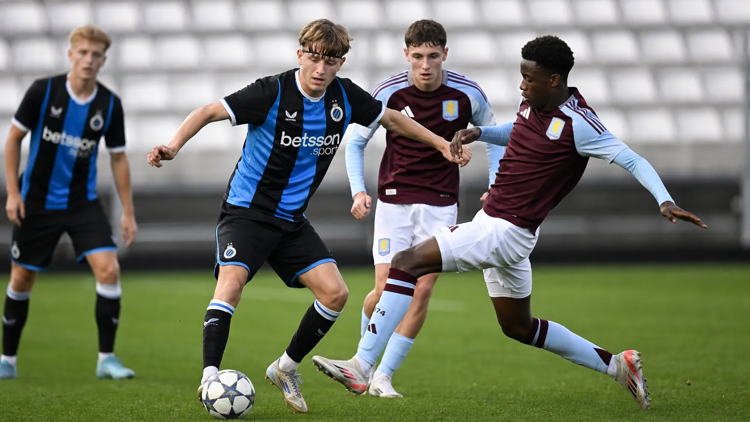 Jeugdspelers van Club Brugge en Aston Villa in actie tijdens een Youth League-wedstrijd.