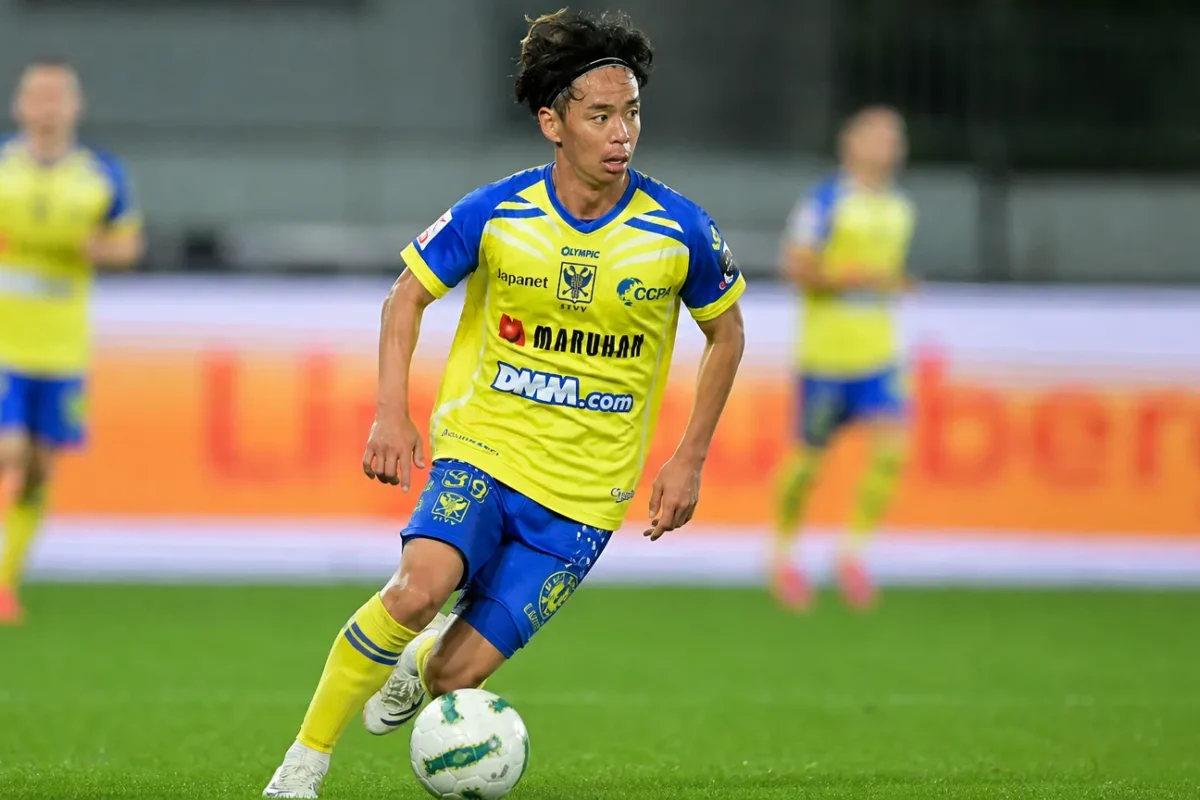 Ryotaro Ito in het geel-blauwe tenue van STVV tijdens een wedstrijdmoment.