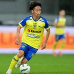 Ryotaro Ito in het geel-blauwe tenue van STVV tijdens een wedstrijdmoment.