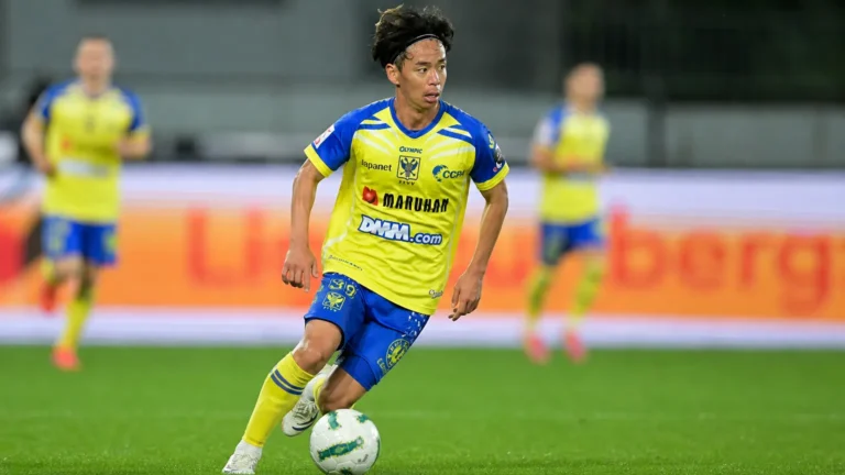 Ryotaro Ito in het geel-blauwe tenue van STVV tijdens een wedstrijdmoment.