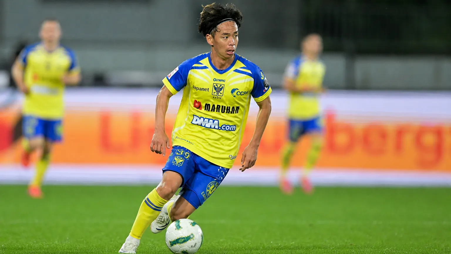 Ryotaro Ito in het geel-blauwe tenue van STVV tijdens een wedstrijdmoment.