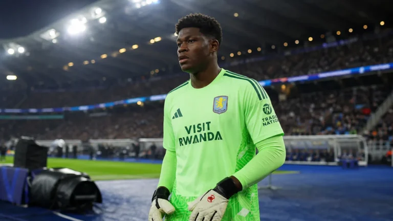 Zion Suzuki in groen Aston Villa-doelmannenplunje aan de rand van het stadion.