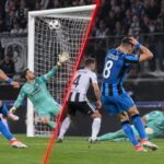 Tzolis scoort links tegen Sturm Graz, maar raakt rechts de buitenkant van de paal.