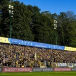 Collectieve Union-supporters op de tribune van het Joseph Marienstadion.