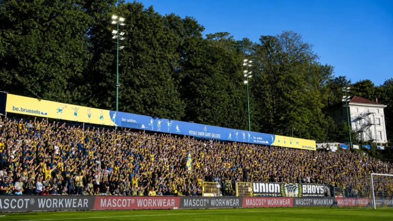 Collectieve Union-supporters op de tribune van het Joseph Marienstadion.