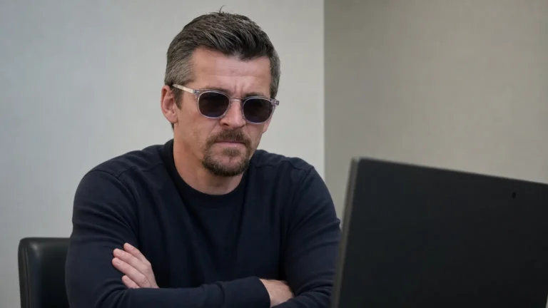 Joey Barton tijdens een videogesprek in een sobere juridische setting.