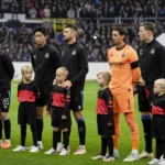 Club Brugge-spelers staan met pupilspelers opgesteld op het veld voor een Champions League-wedstrijd.