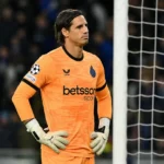 Yann Sommer staat na de wedstrijd bij zijn doel in het Jan Breydelstadion.