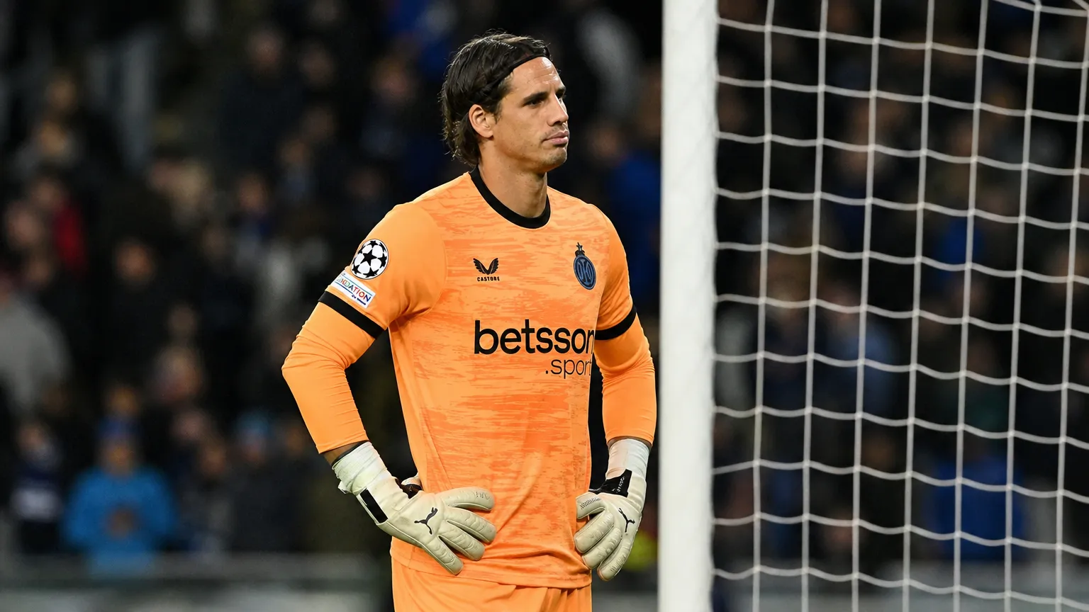 Yann Sommer staat na de wedstrijd bij zijn doel in het Jan Breydelstadion.