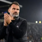 Een Club Brugge-coach applaudisseert langs de zijlijn na een Europese wedstrijd.